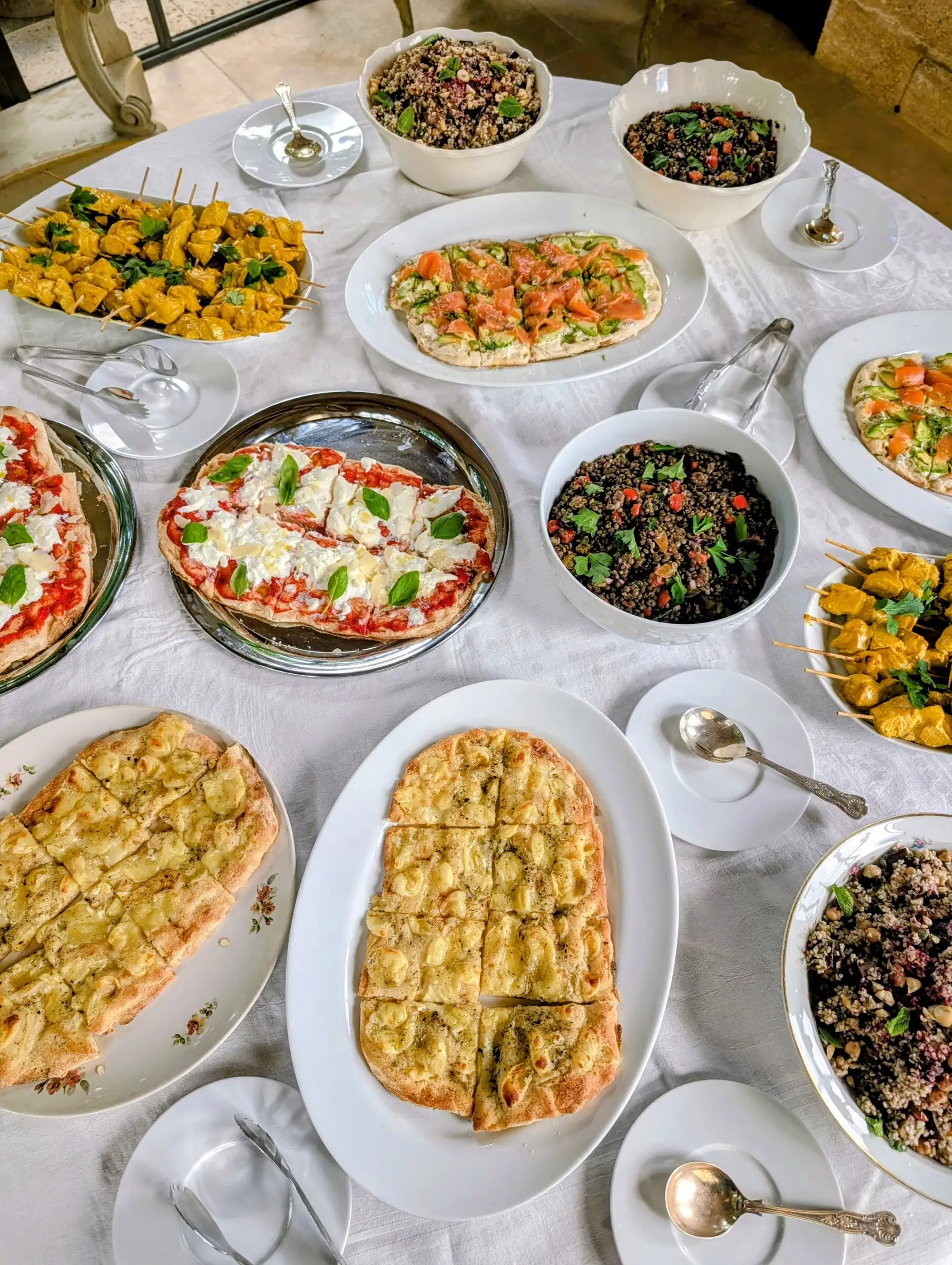 Buffet de brunch sucré-salé pour un événement privé : tartes, salades et focaccias