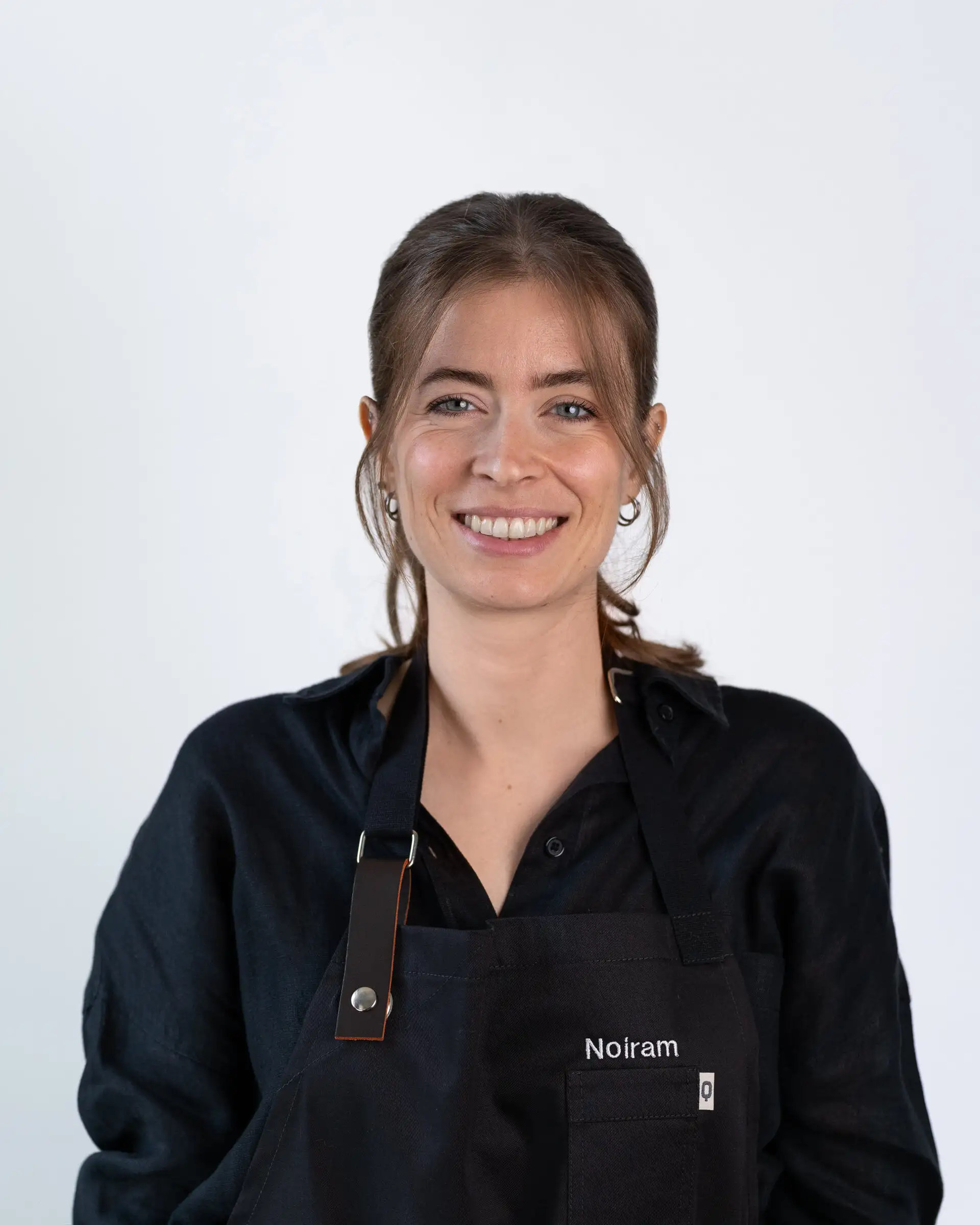 Portrait de Noiram, cheffe privée à Marseille, en tablier