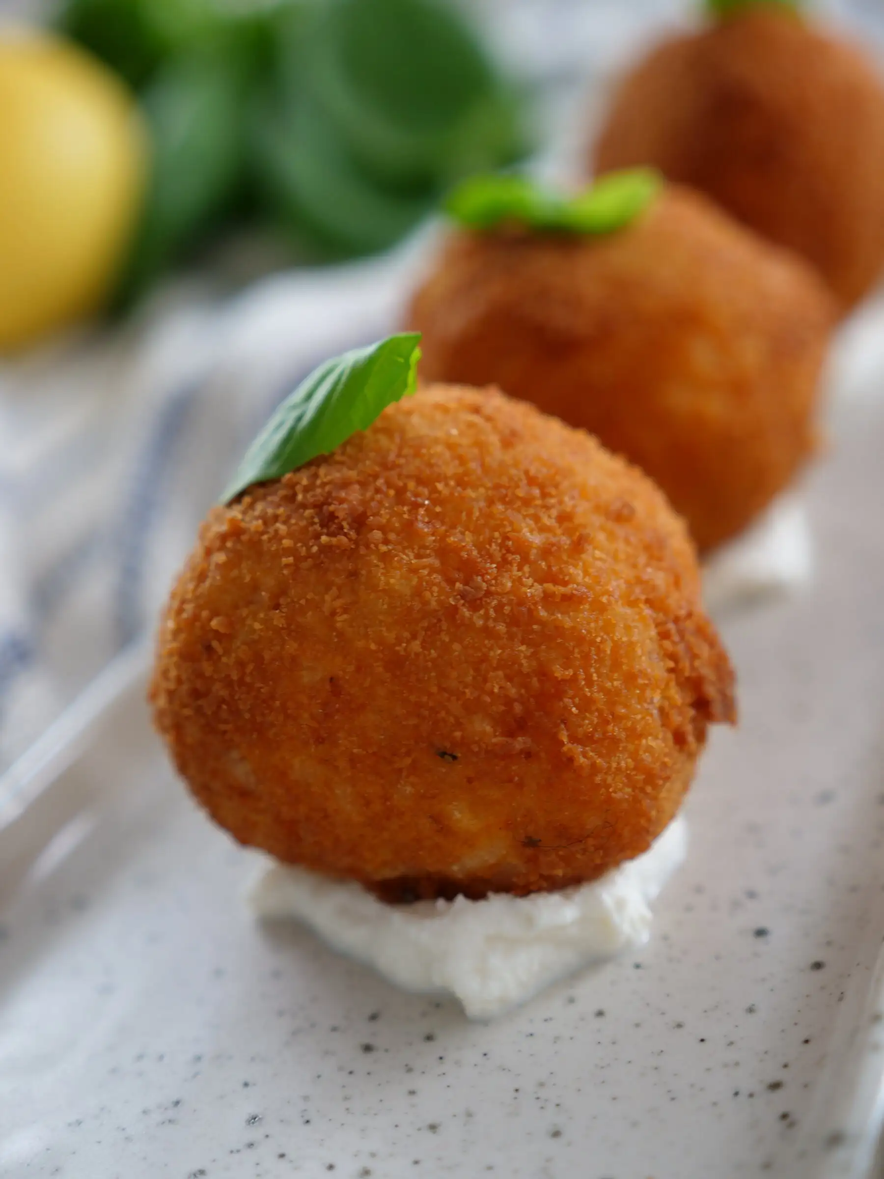 Arancini dorés sur crème