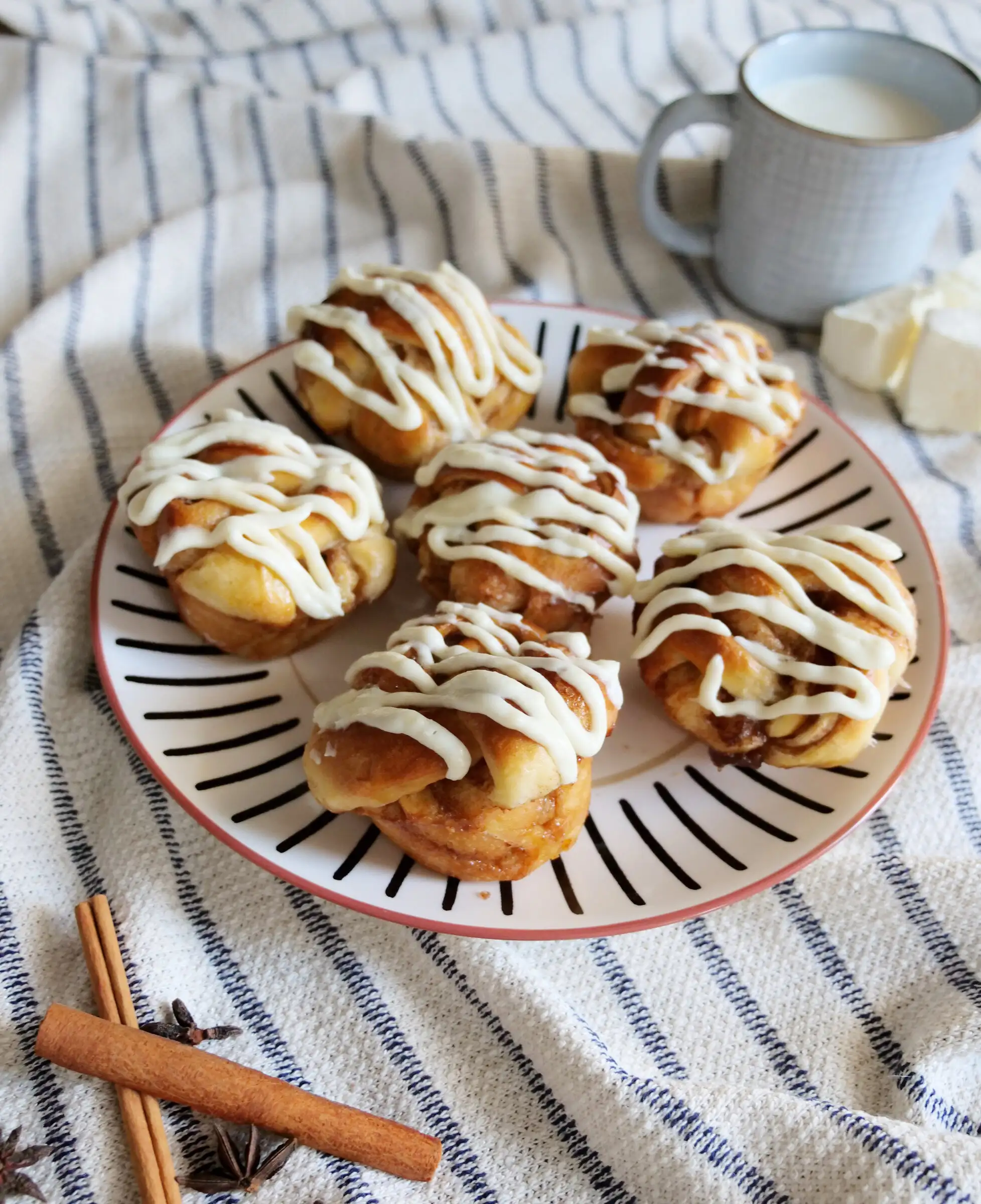 Brioches roulées à la cannelle et glaçage pour un brunch