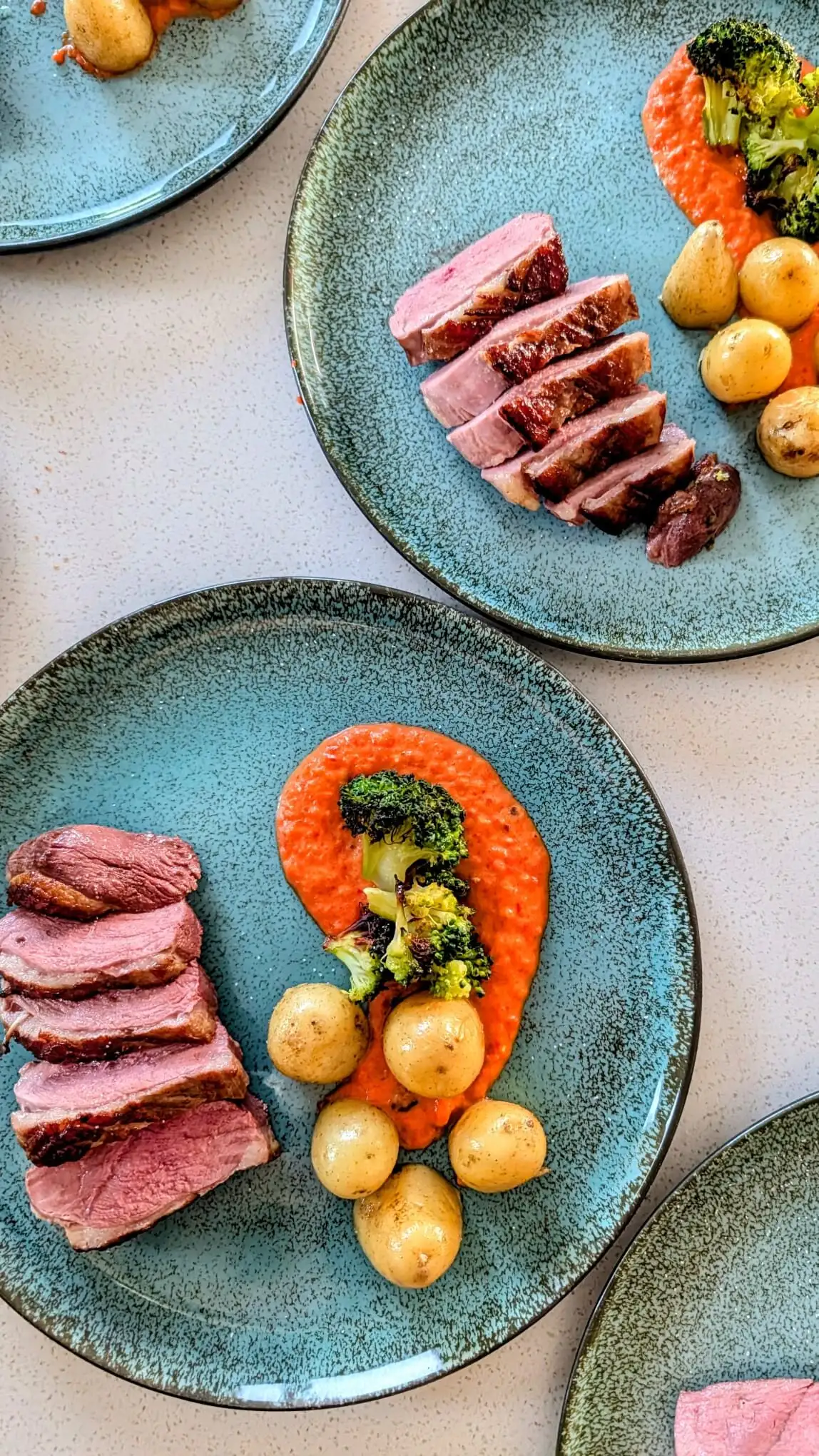 Assiettes de magret, purée de carotte et légumes