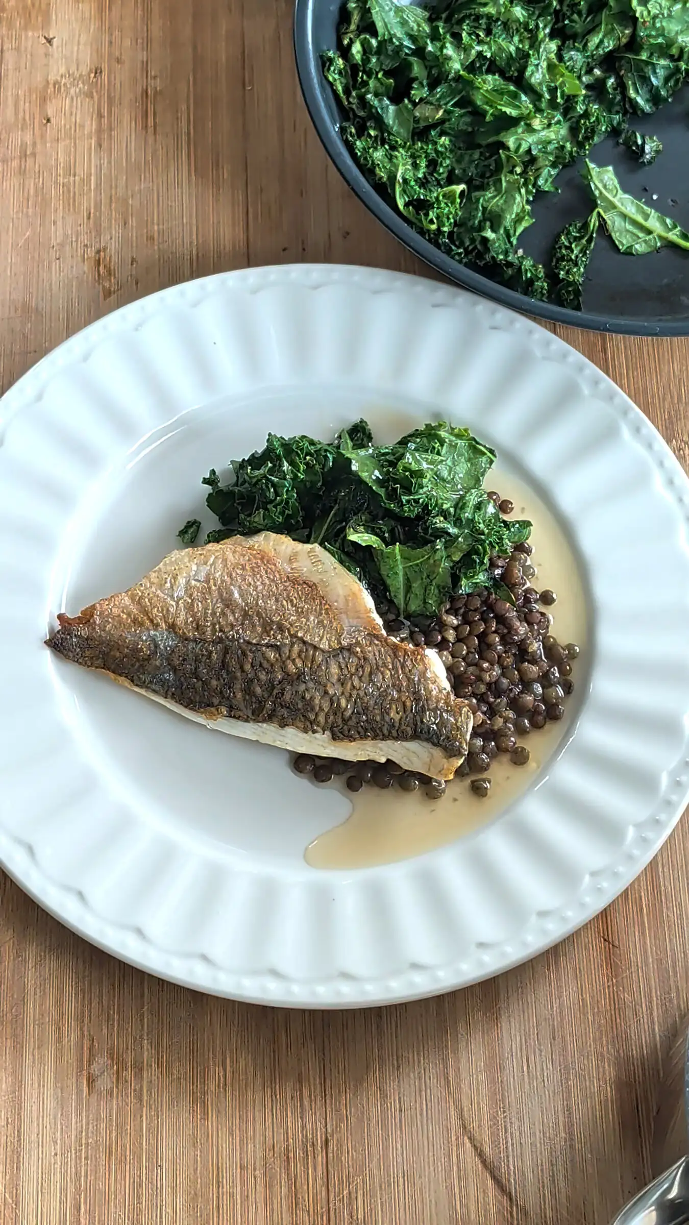 Filet de poisson, lentilles et chou kale