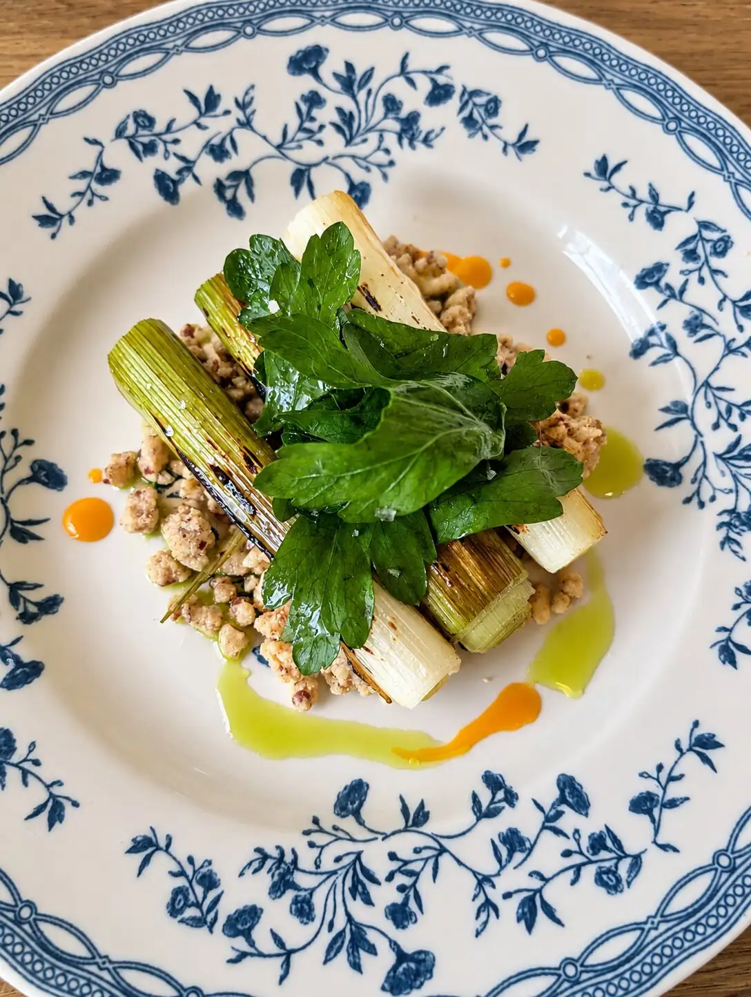 Poireaux grillés, herbes et huile verte