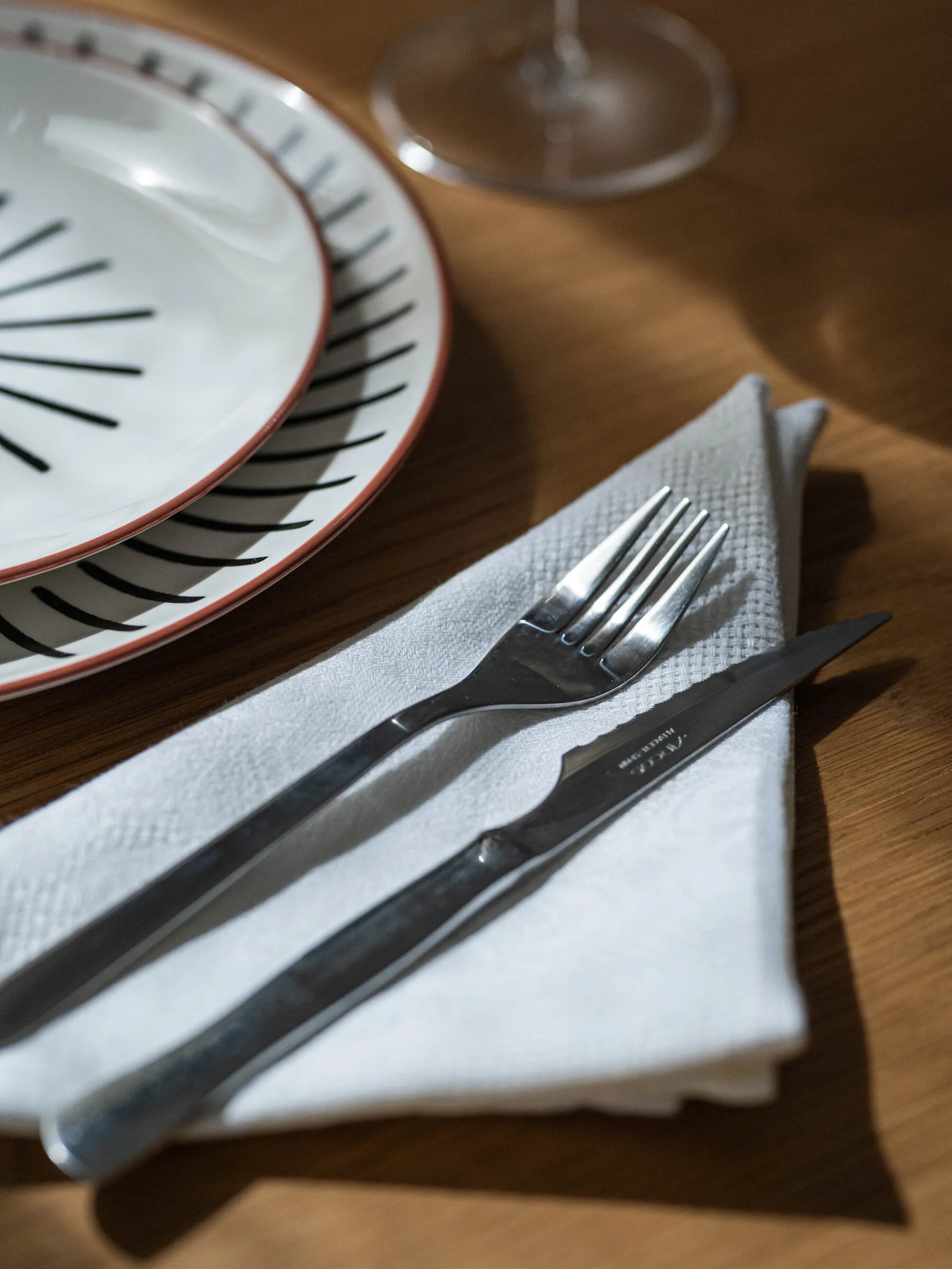 Table dressée avec assiettes et couverts, prête à recevoir